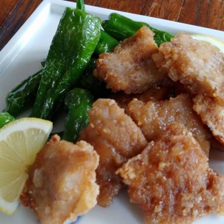 Frittierte Fischhäppchen in japanischer Marinade, mit Pimentos