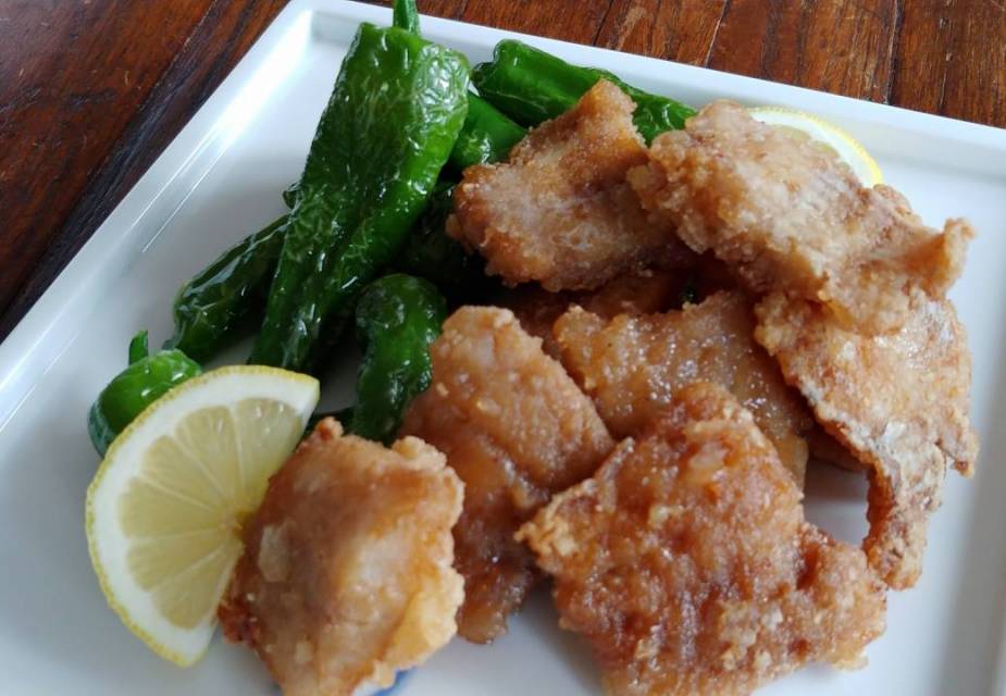 Frittierte Fischhäppchen in japanischer Marinade, mit Pimentos