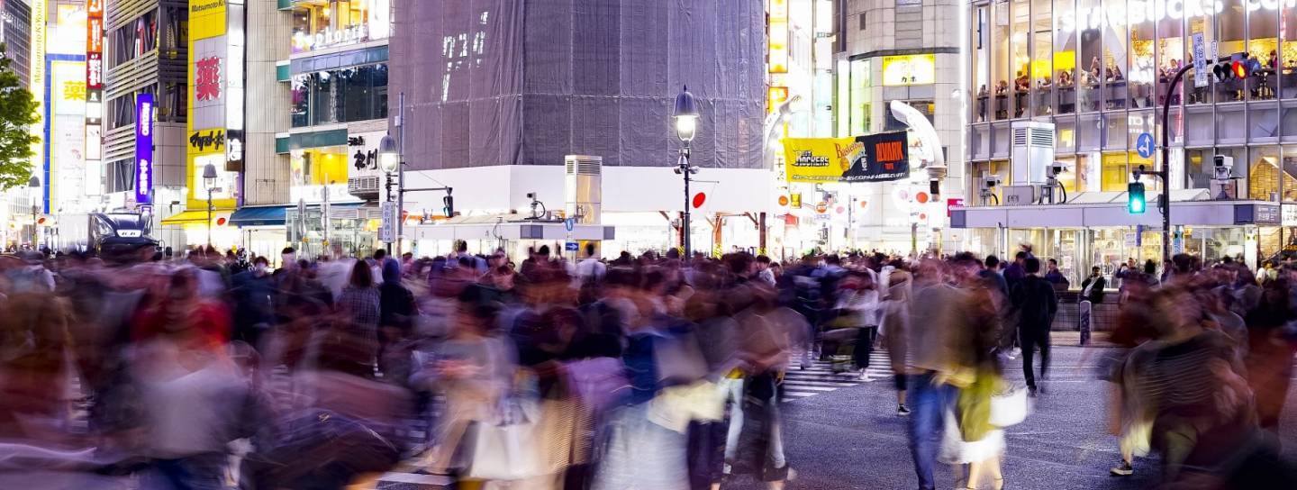 verschwommene Menschenmasse in Tokyo