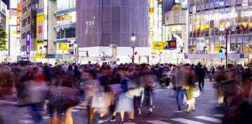 verschwommene Menschenmasse in Tokyo