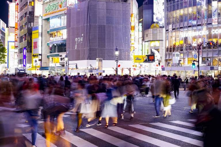 verschwommene Menschenmasse in Tokyo