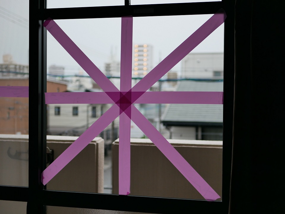 Taifunvorbeugung: Fenster mit Klebeband abkleben.