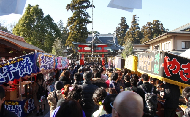 Menschenmenge beim Tempelbesuch in Japan