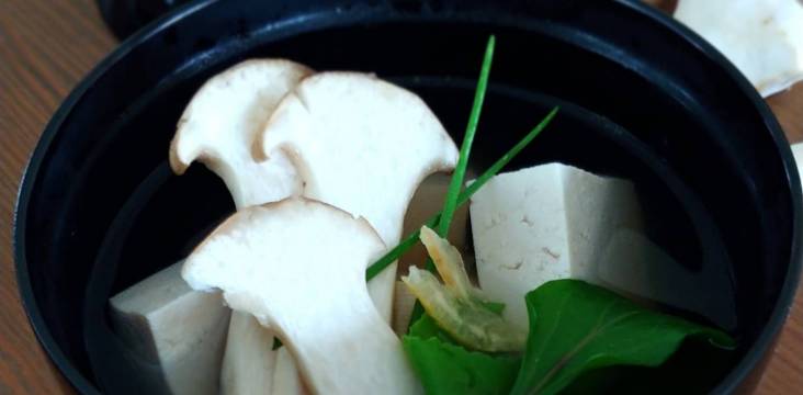 Tofu-Suppe mit Pilzen