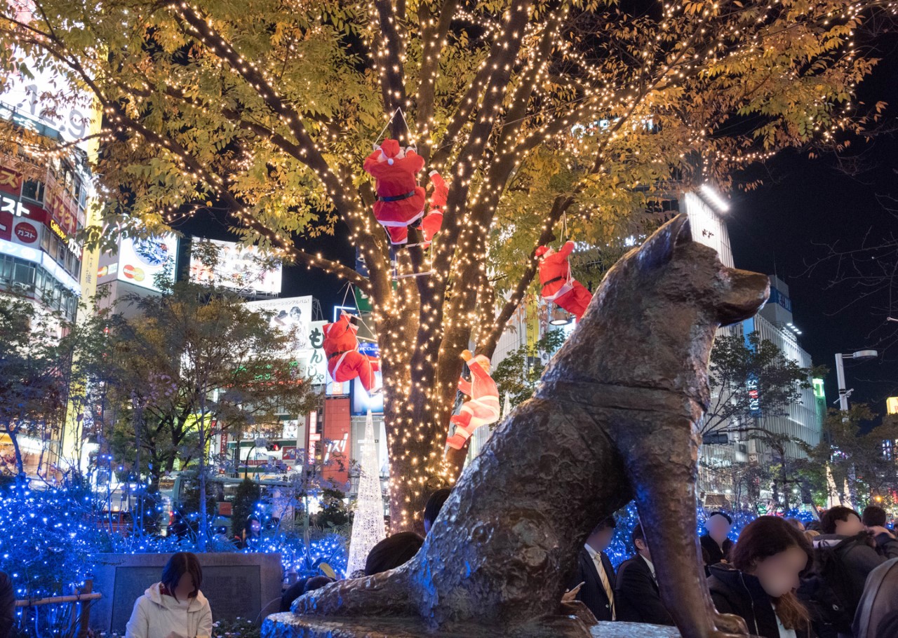 Weihnachtsmann-Dekoration an einem Baum in Shibuya