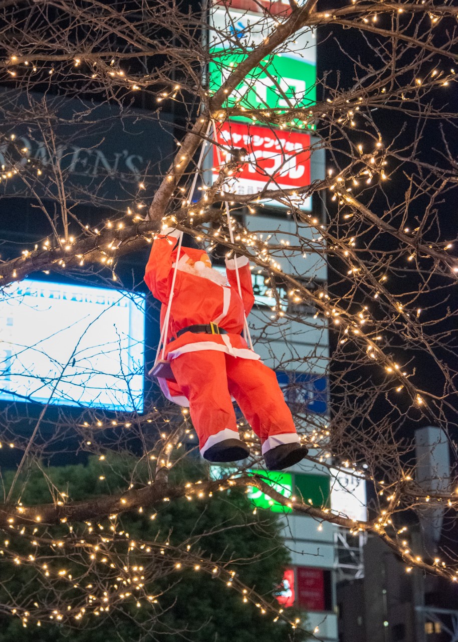 Weihnachtsmann-Dekoration an einem Baum in Shibuya