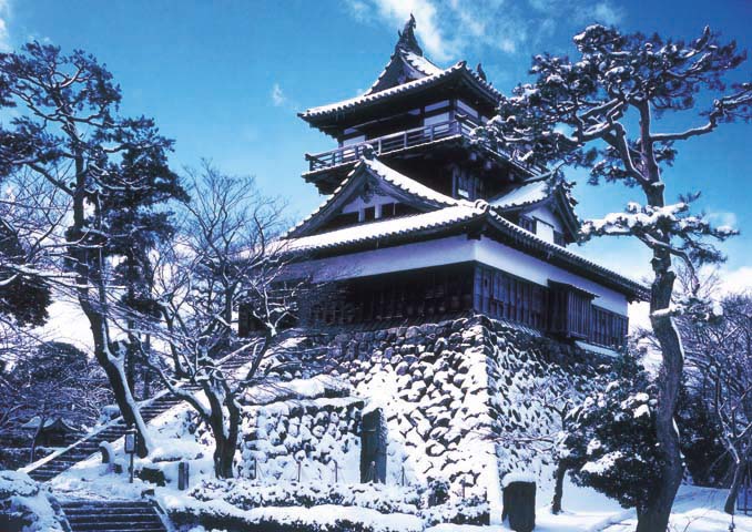 Burg Maruoka im Schnee
