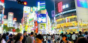 Shibuya-Kreuzung bei Nacht