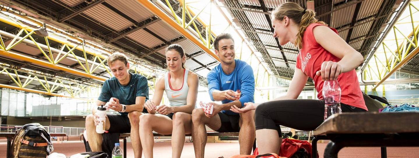 Yakult am Olympiastützpunkt Bayern: Sportler auf der Bank beim Yakult trinken