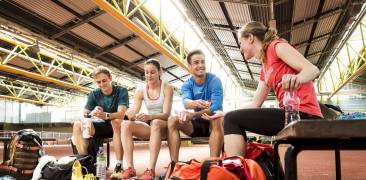 Yakult am Olympiastützpunkt Bayern: Sportler auf der Bank beim Yakult trinken