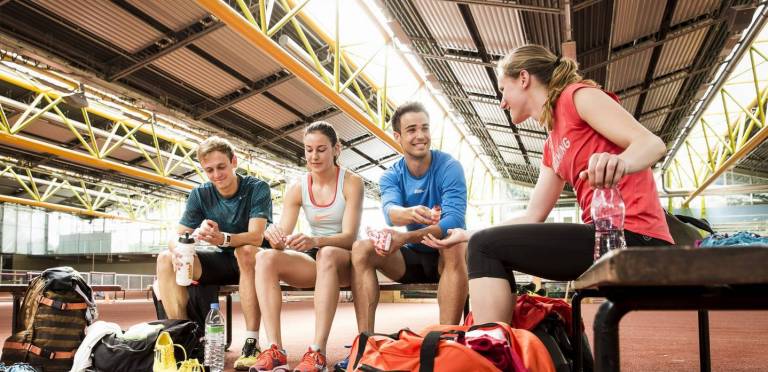 Yakult am Olympiastützpunkt Bayern: Sportler auf der Bank beim Yakult trinken