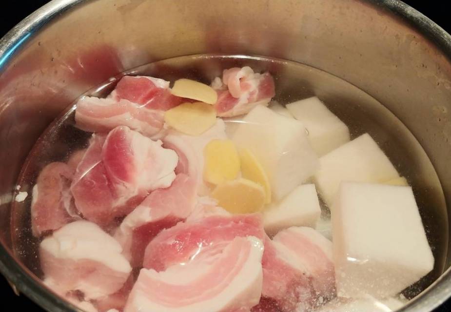 Schweinefleisch und Rettich mit Ingwer kochen