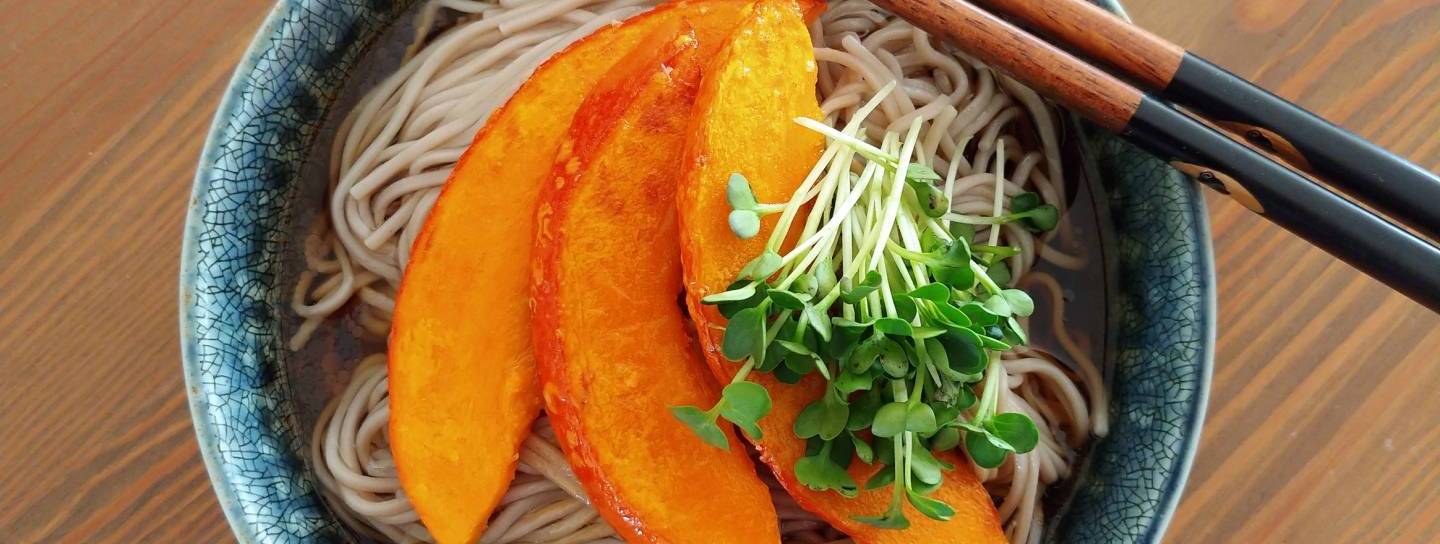 Soba-Nudeln mit Kürbis in Dashi-Brühe - JAPANDIGEST