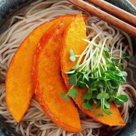 Soba-Nudeln mit Kürbis