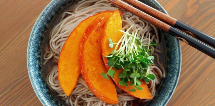 Soba-Nudeln mit Kürbis