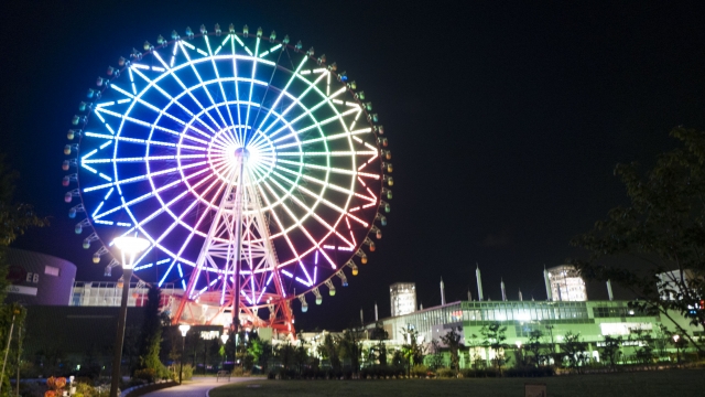 Beleuchtetes Riesenrad von Palette Town bei Nacht