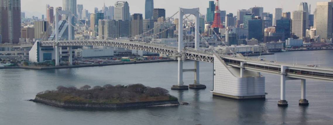 Ansicht auf Rainbow Bridge bei Tag