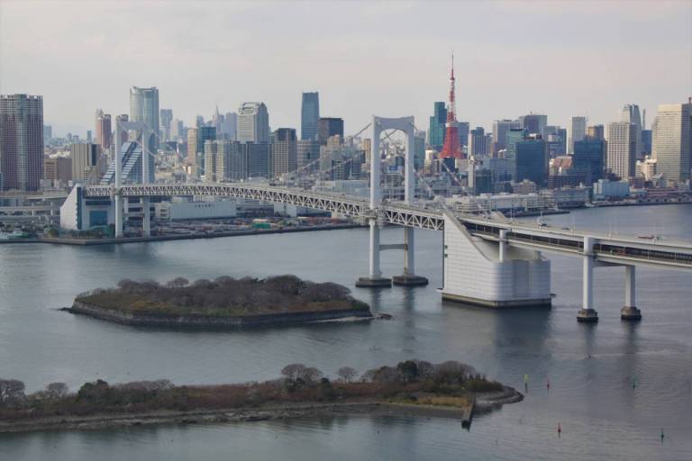 Ansicht auf Rainbow Bridge bei Tag