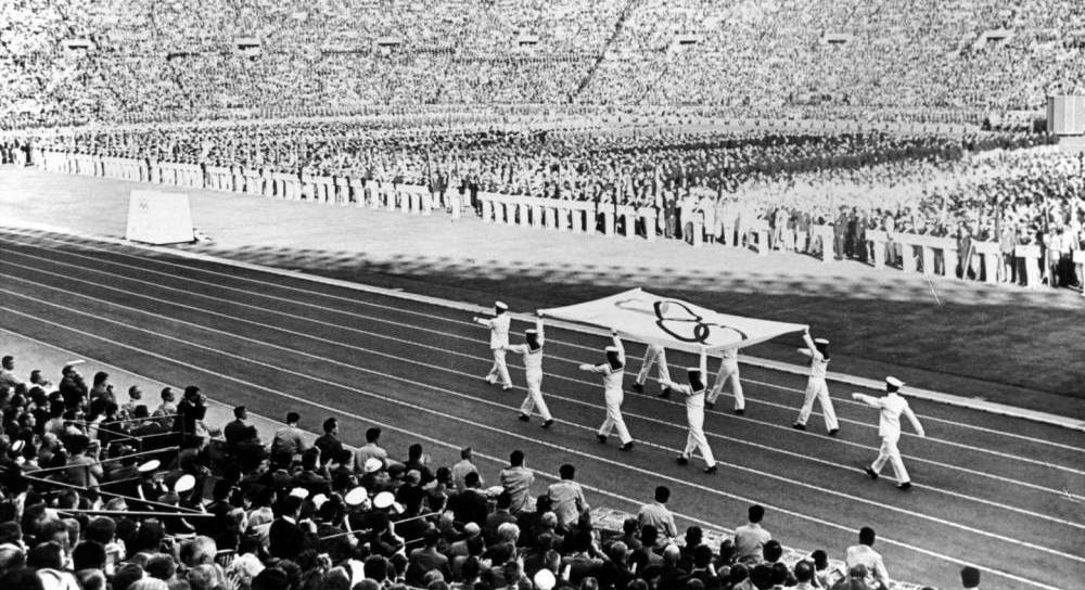 Japanische Soldaten tragen die olympische Flagge 1964