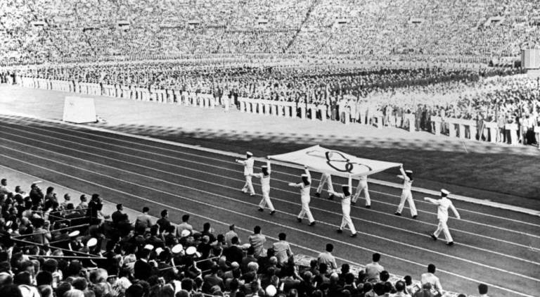 Japanische Soldaten tragen die olympische Flagge 1964