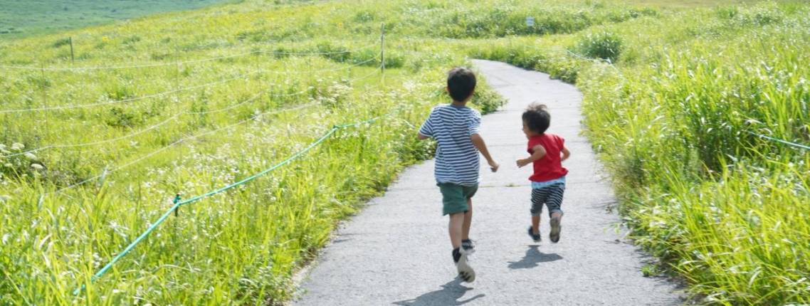 Landleben Japan: Zwei Kinder auf dem Land