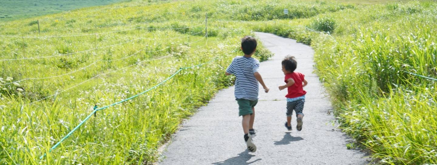 Landleben Japan: Zwei Kinder auf dem Land