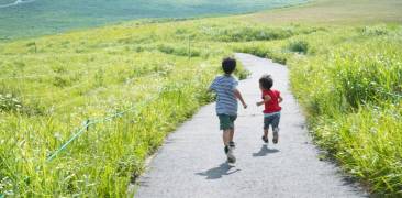 Landleben Japan: Zwei Kinder auf dem Land