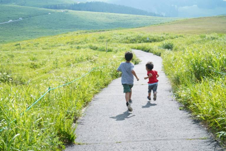 Landleben Japan: Zwei Kinder auf dem Land