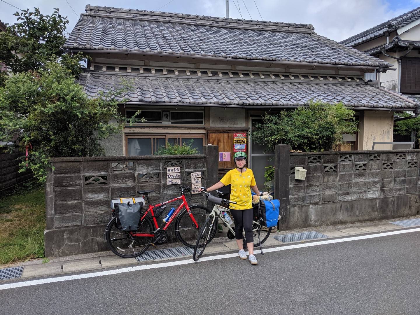 Radfahrer vor einer Pilger-Unterkunft auf Shikoku