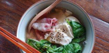 Tofu-Suppe mit Bacon und Spinat