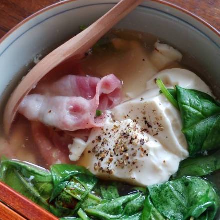 Tofu-Suppe mit Bacon und Spinat