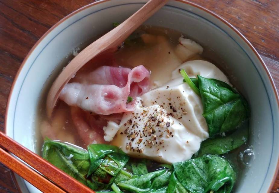Tofu-Suppe mit Bacon und Spinat