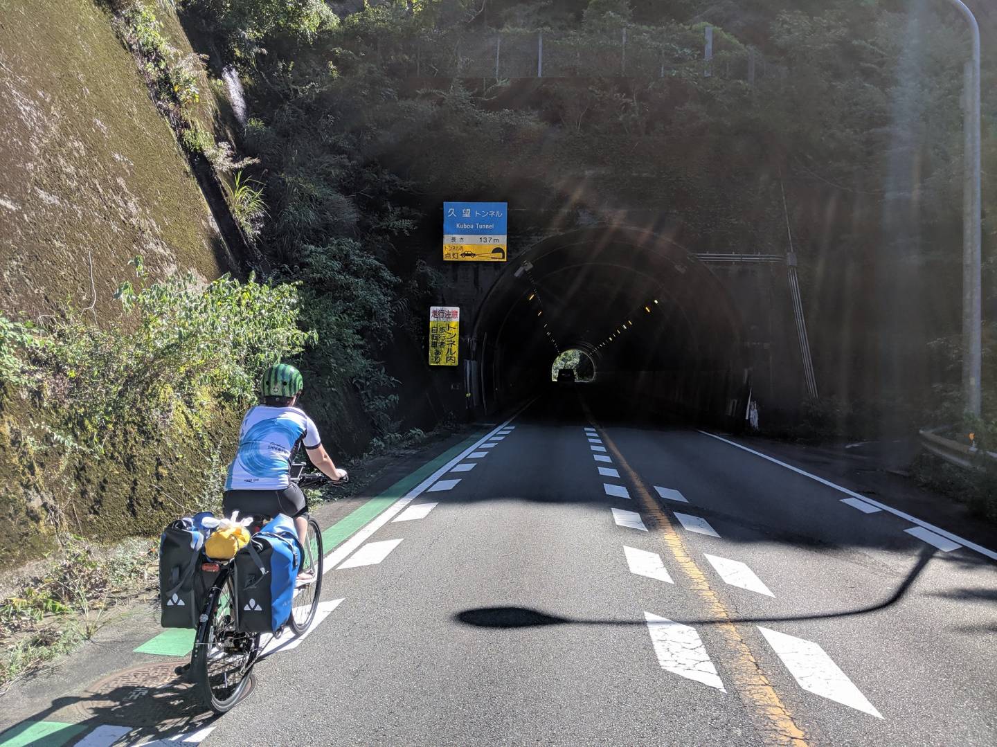 Tunneleingang mit Fahrradfahrer auf der Straße