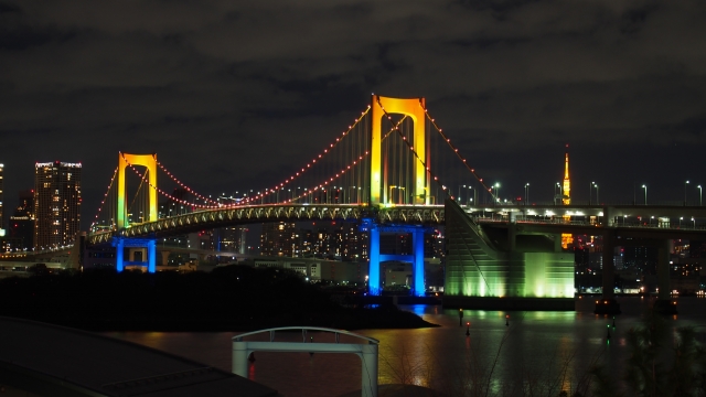 Rainbow Bridge beleuchtet bei Nacht