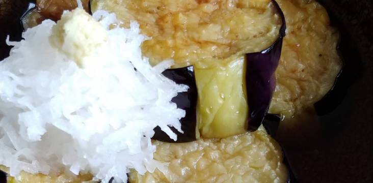 Frittierte Aubergine mit Dashi-Sauce