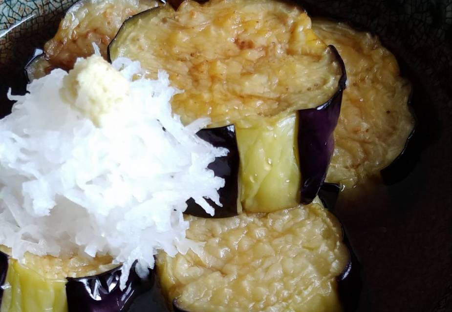 Frittierte Aubergine mit Dashi-Sauce