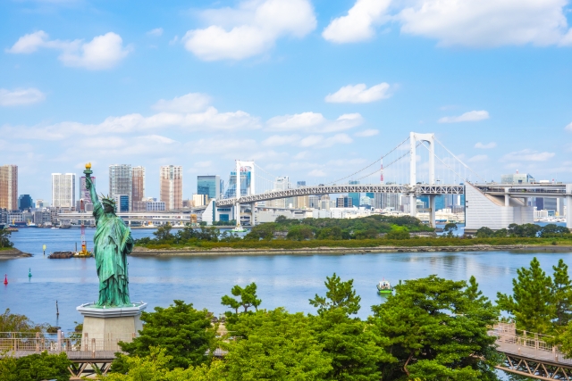 Blick auf die Odaiba Rainbow Bridge und Freiheitsstatue