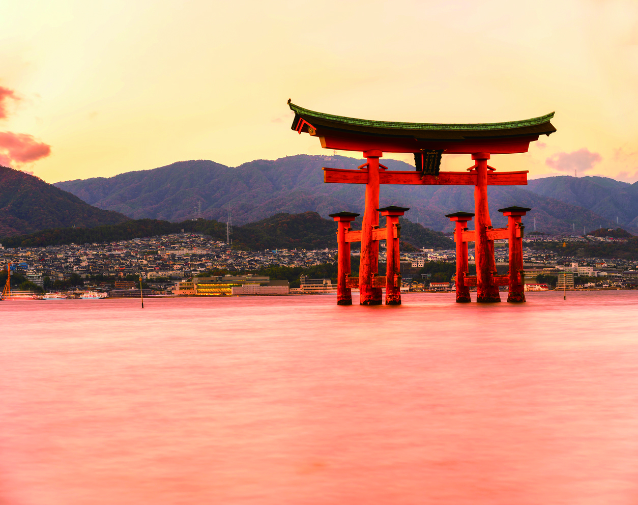 Torii vor dem Itsukushima-Schrein auf Miyajima, Hiroshima