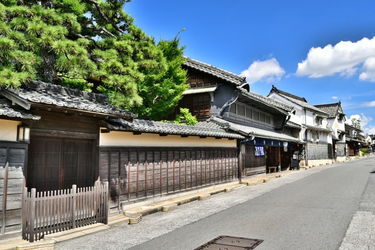 Traditionelle japanische Häuser entlang einer Straße