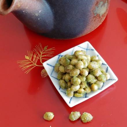 Geröstete Sojabohnen mit Matcha