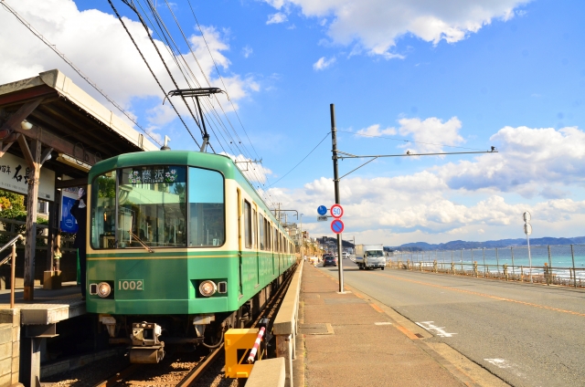 Enoshima-Dentetsu-Linie am Strand