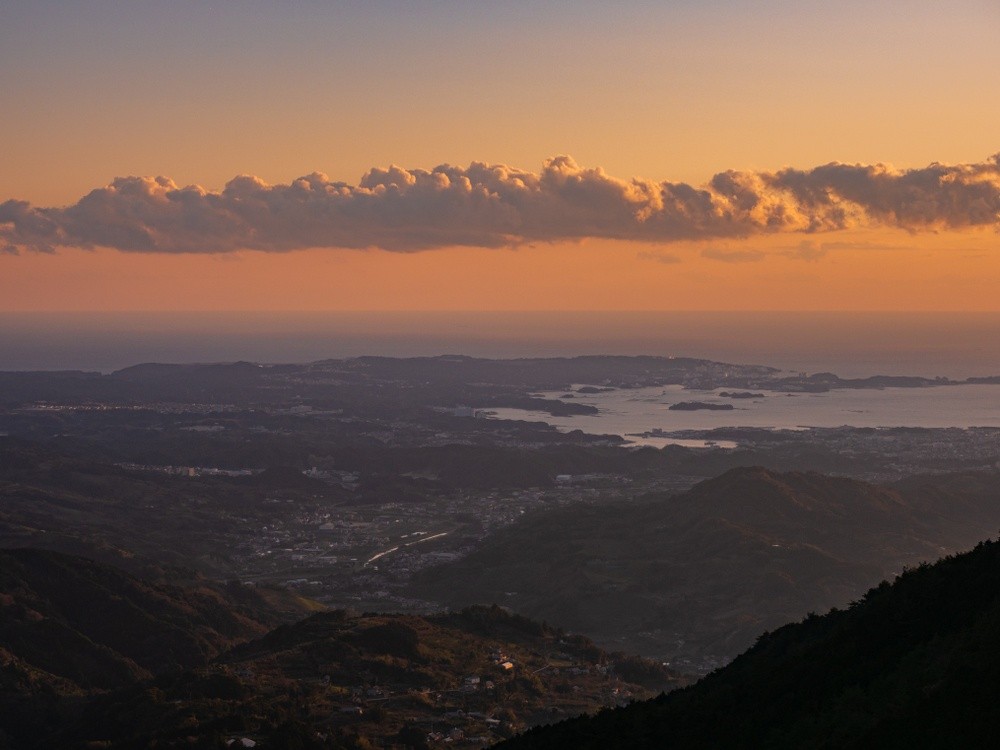 Sonnenuntergang über einer ländlichen Stadt