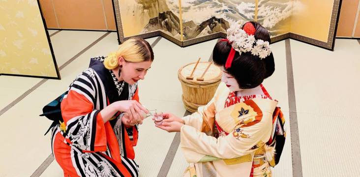 Anji Salz schenkt einer Niigata Geigi Sake ein