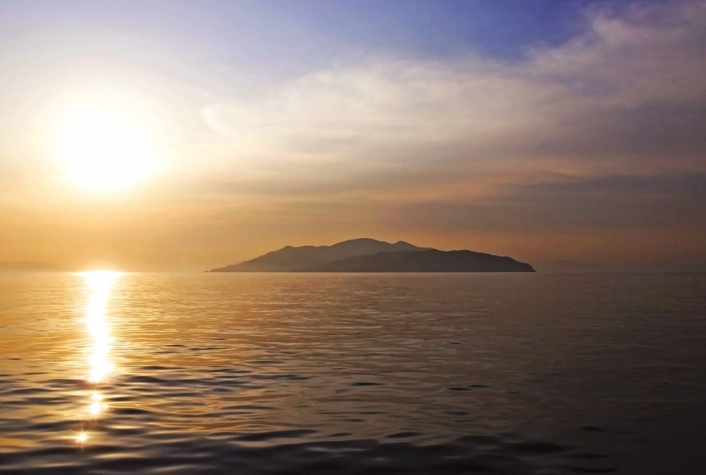 Insel im Seto-Binnenmeer bei Sonnenaufgang