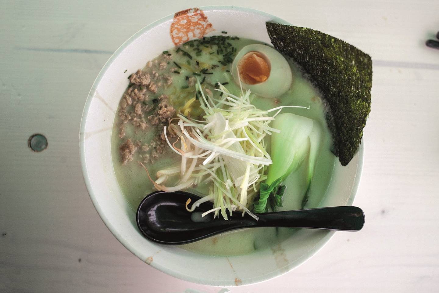 Rāmen (Nudelsuppe) mit Ei und Hühnchen