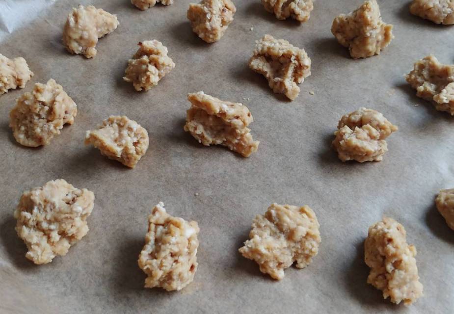 Tofu-Plätzchen auf dem Backblech