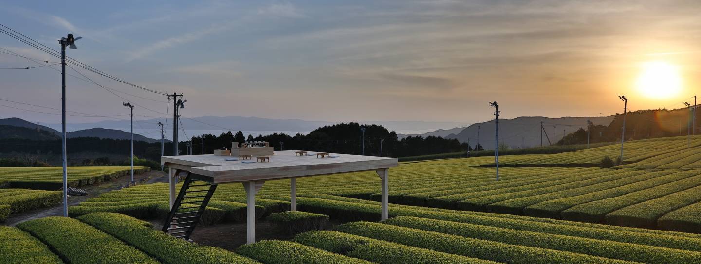 Nationalstadion in Tōkyō mit Skyline im Hintergrund