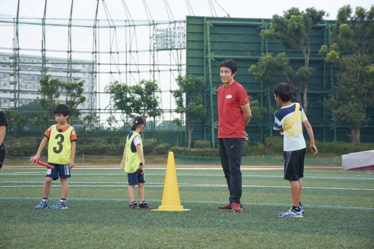 Trainer Asahara Nobuharu beim Staffellauftrainung