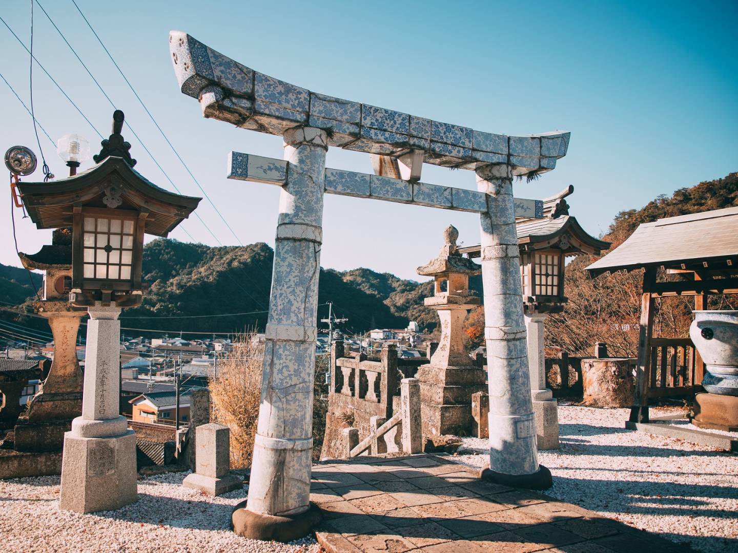 Torii aus Porzellan im Tôzan-Schrein in Arita