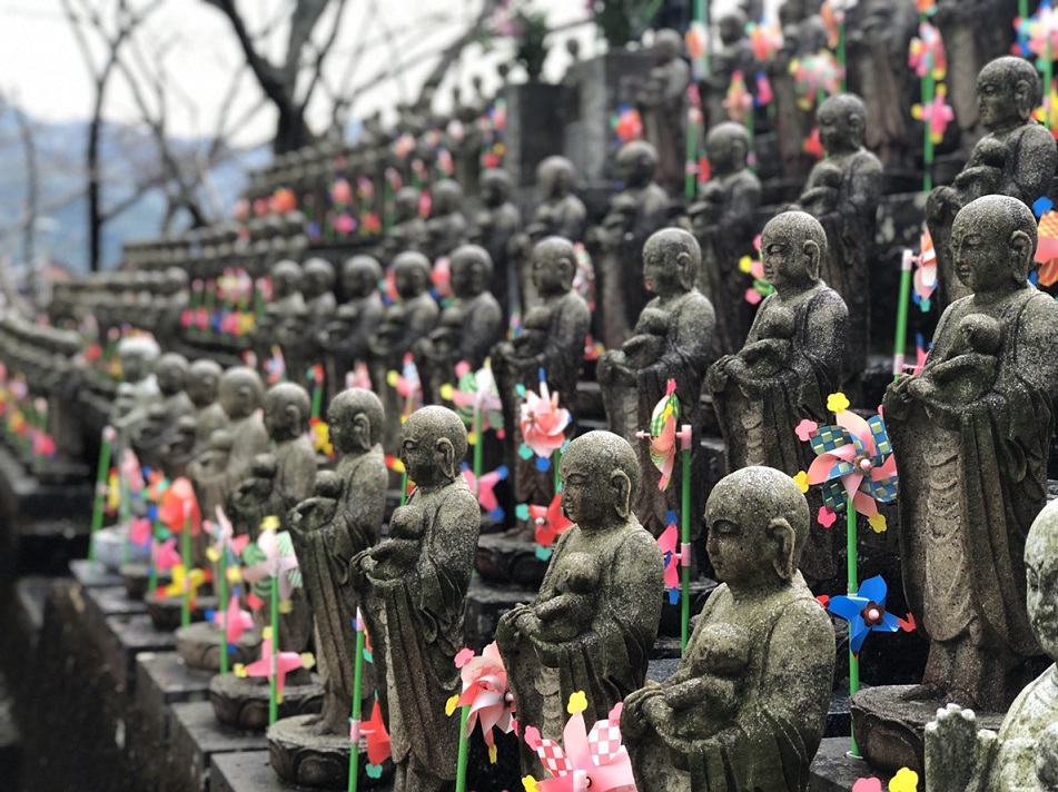 Zahlreiche kleine Buddha-Statuen auf dem Ureshino-Kurs in Ureshino